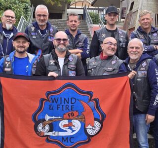 Groupe du Wind & Fire MC Chapter 168 réuni derrière le drapeau lors de l’assemblée du 3 octobre 2026