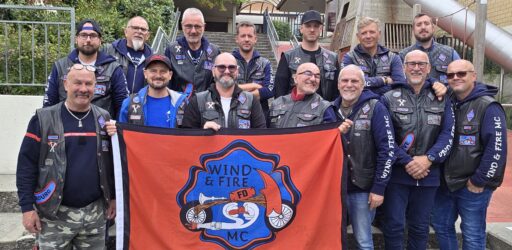 Groupe du Wind & Fire MC Chapter 168 réuni derrière le drapeau lors de l’assemblée du 3 octobre 2026
