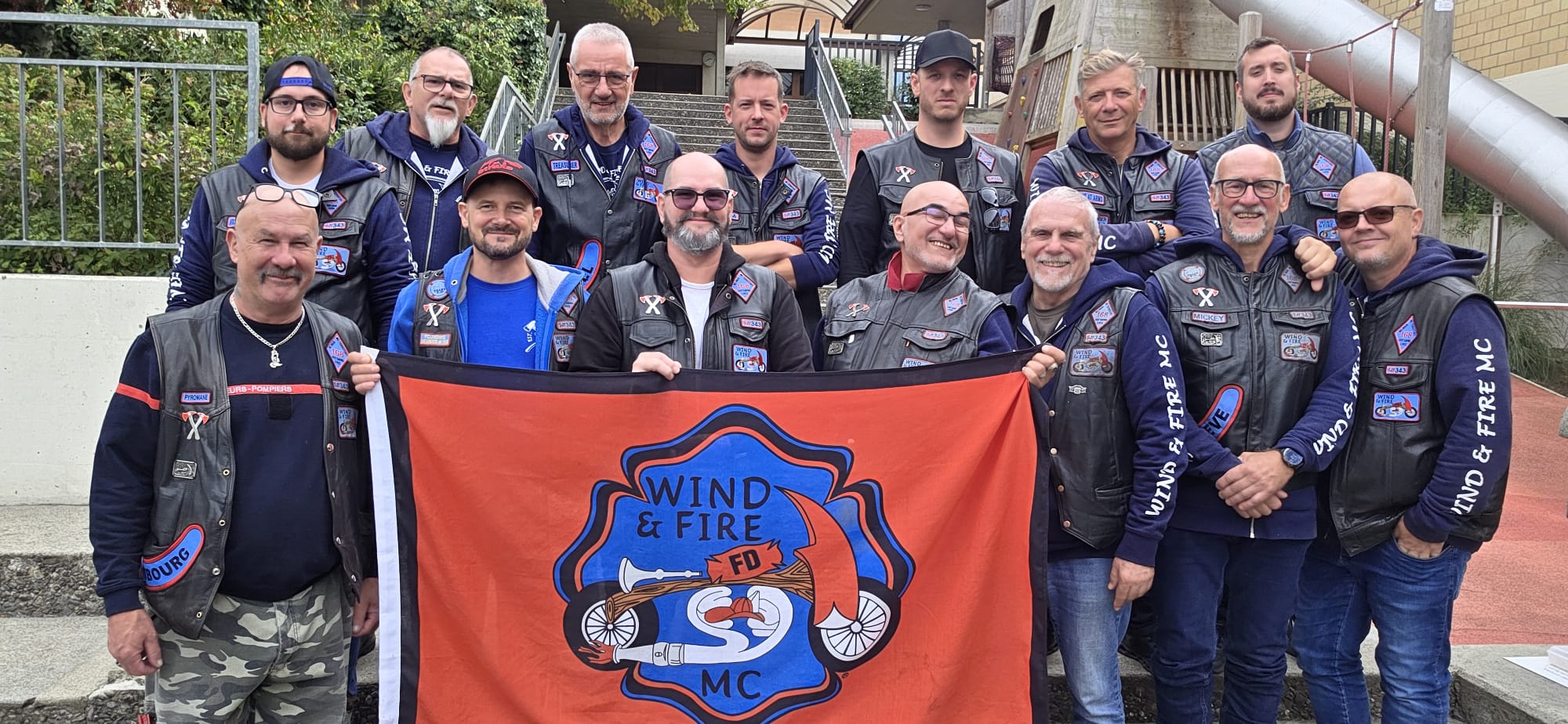 Groupe du Wind & Fire MC Chapter 168 réuni derrière le drapeau lors de l’assemblée du 3 octobre 2026