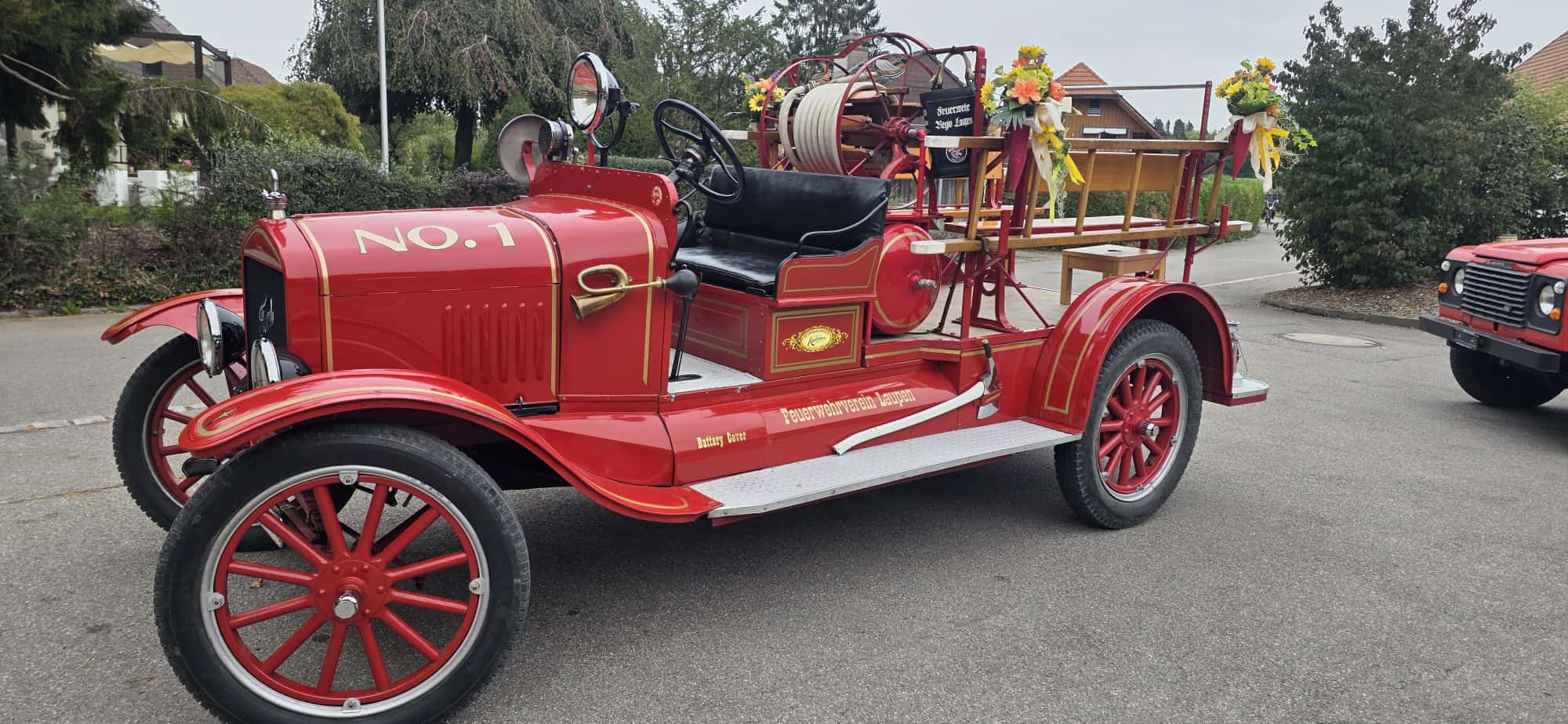 Ancien véhicule de pompiers rouge