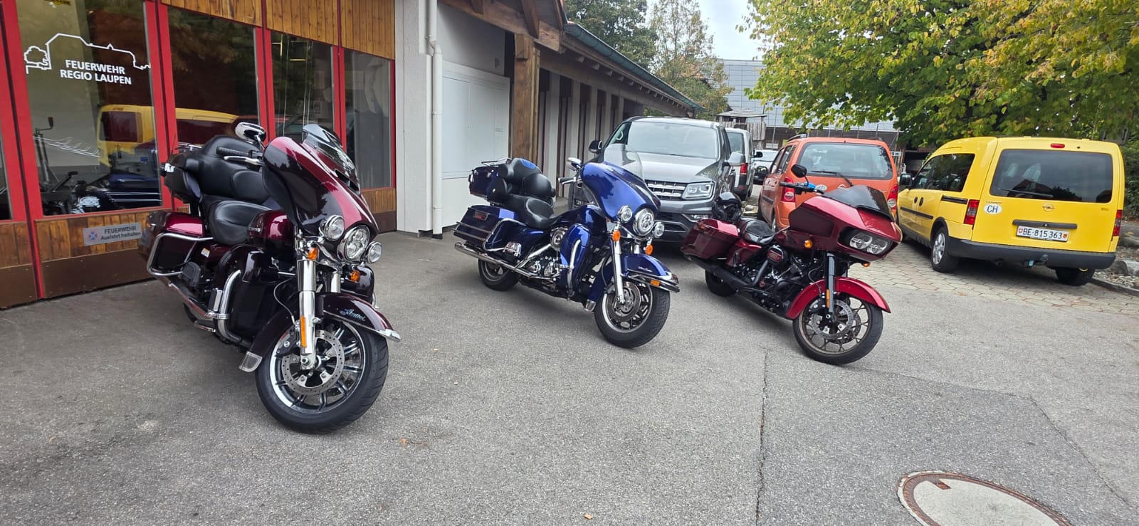 Les motos du club devant le musée