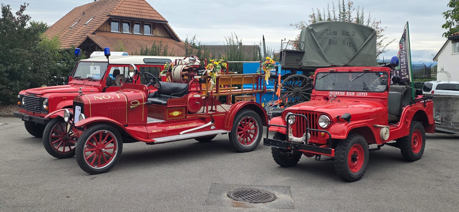 Les anciens véhicules de pompiers à l’extérieur