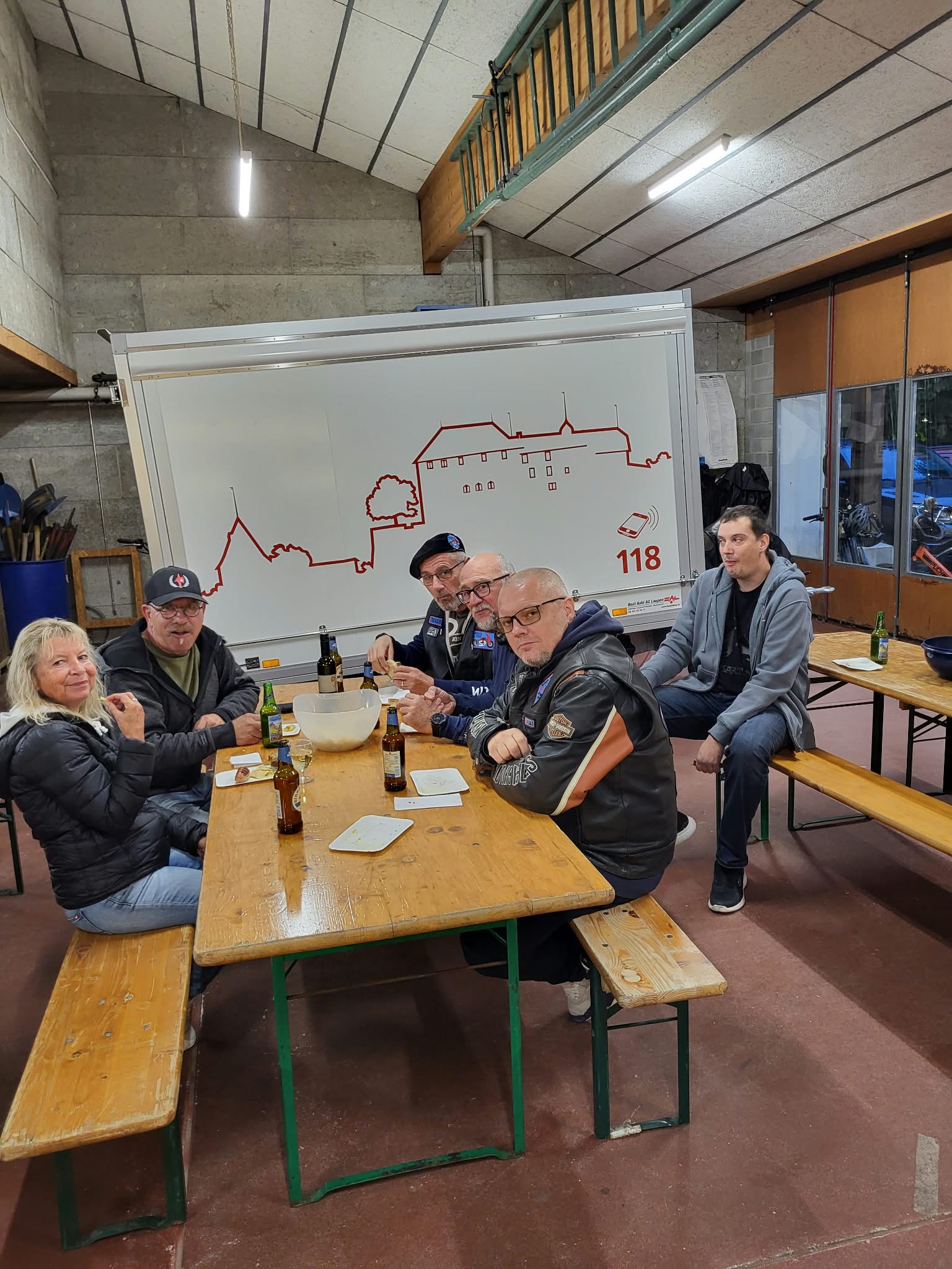 Les membres réunis autour de la table