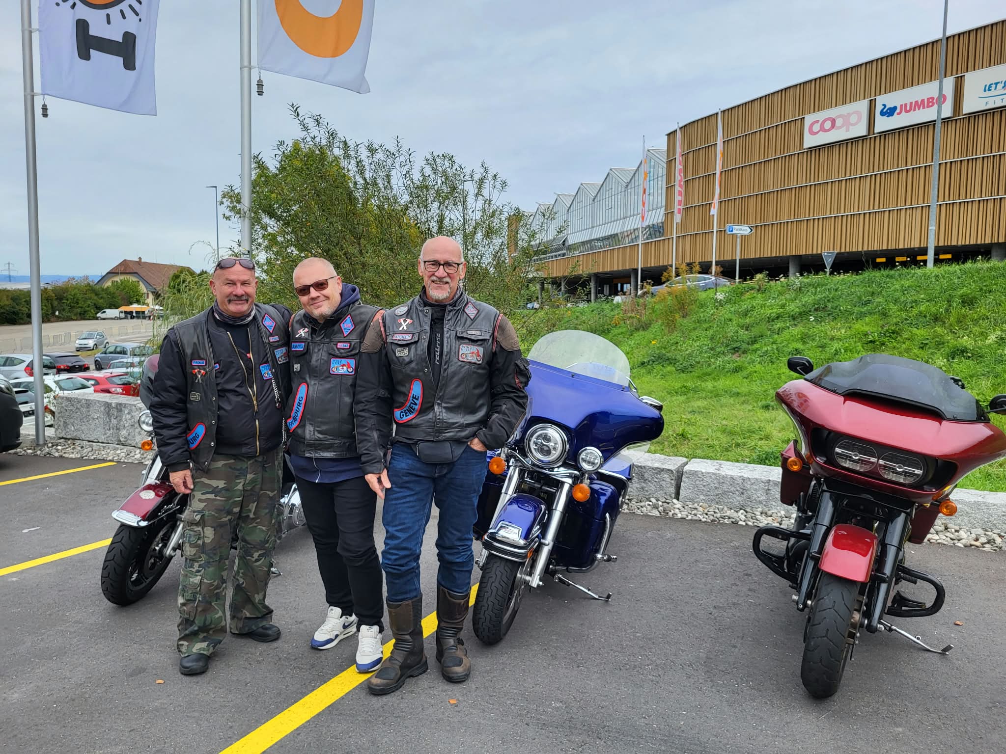 Photo de groupe avec les motos
