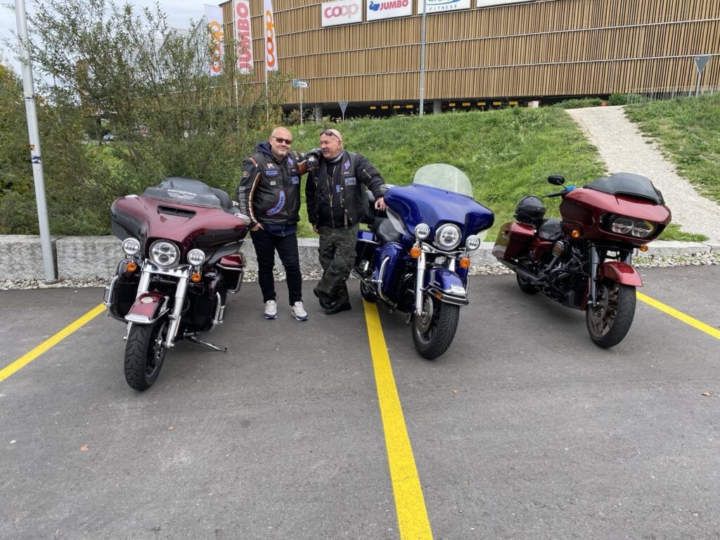 Deux membres du club avec leurs motos