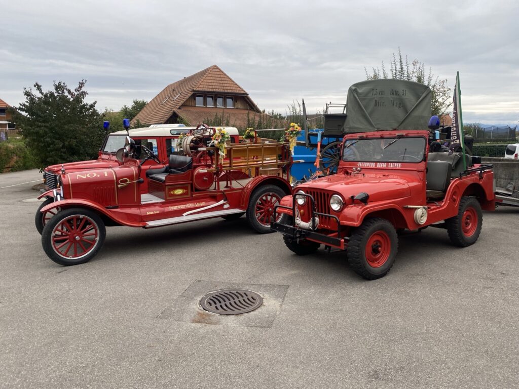 Camion Ford de 1924 et Jeep rouge